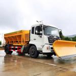 Máy xúc gắn lưỡi ủi tuyết