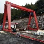 有一家建筑承包商公司 “上包下花龙门吊室外门式起重机10吨电动葫芦轨道行走包厢龙门吊”极速联系